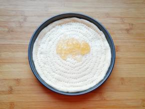 二次发酵好的饼底上涂上一层白桃果酱(果酱可以根据自己的口味替换)。