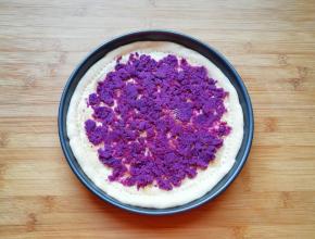 铺上一层紫薯泥。