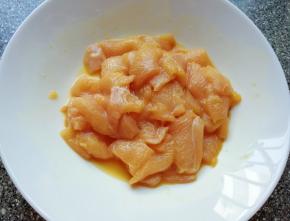 鸡脯肉切成片，加入鸡粉、淀粉和生抽搅拌均匀，腌制15分钟左右。