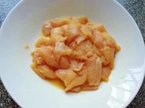 鸡脯肉切成片，加入鸡粉、淀粉和生抽搅拌均匀，腌制15分钟左右。