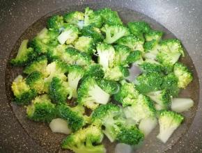 西兰花切成小朵，用淡盐水泡15分钟左右冲洗干净，红萝卜切成片，锅内放水烧开，加一点盐和食用油，下入西兰花焯水至变色。