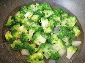 西兰花切成小朵，用淡盐水泡15分钟左右冲洗干净，红萝卜切成片，锅内放水烧开，加一点盐和食用油，下入西兰花焯水至变色。