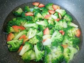 下入红萝卜片一起焯水至断生关火。