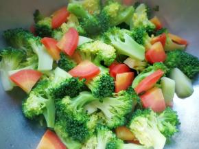 捞出过凉水，沥干水分备用。