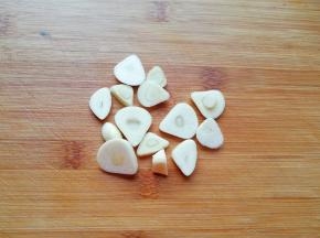 大蒜洗干净切成片。