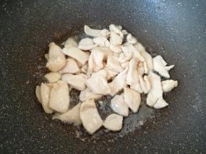 炒锅内倒适量的食用油烧热，下入腌制好的鸡脯肉大火快速划炒至变色，盛出备用。