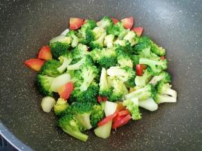 下入焯好的西兰花和红萝卜翻炒均匀。