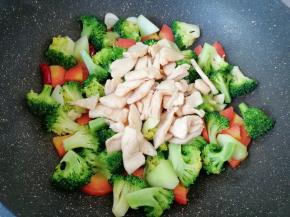 下入炒好的鸡脯肉翻炒均匀。