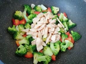 下入炒好的鸡脯肉翻炒均匀。