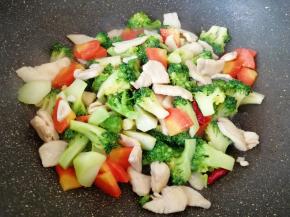 放鸡精翻炒均匀出锅。