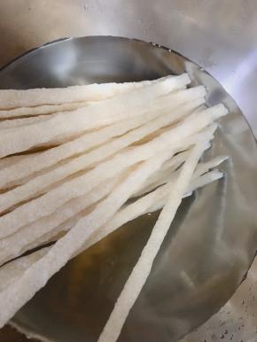 取你需要的牛筋面放入凉白开