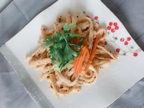 把蒜泥辣椒油，芝麻酱，醋，盐，鸡精和准备的蔬菜一起拌匀就可以了