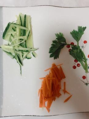 黄瓜胡萝卜芹菜准备好