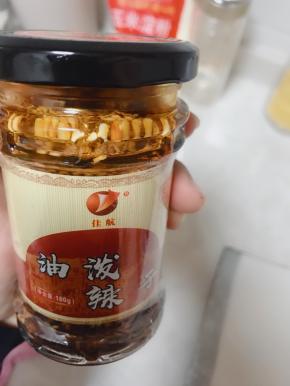 准备辣椒油，这个辣椒油挺好吃的