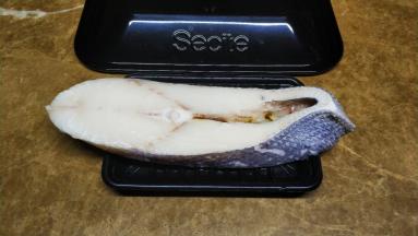 1.鳕鱼排清洗干净，用厨房纸吸干水份，再用盐腌20分钟
