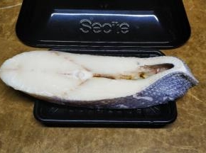 1.鳕鱼排清洗干净，用厨房纸吸干水份，再用盐腌20分钟
