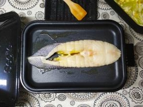 3.Secite 新思特多功能料理锅配套的平盘是不粘锅的设计，所以只放少少许的油即可，放入吸干了水份的鳕鱼排煎至微焦
