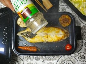 6.挤入青柠檬汁、撒上蒜盐
