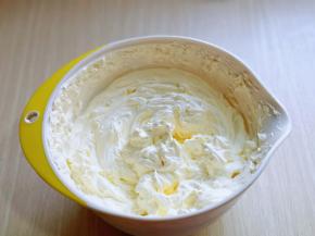 奶油加糖，打发。