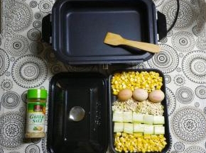 1.节瓜去皮洗干净切片；粟米粒清洗干净；鸡蛋3个；Secite 新思特多功能料理锅配套的深盘一个
