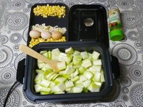 2.Secite 新思特多功能料理锅开2档，放入节瓜片翻炒1分钟.炒好的节瓜推到深盘一边，打入鸡蛋3个，鸡蛋炒均匀.将鸡蛋和节瓜炒均匀