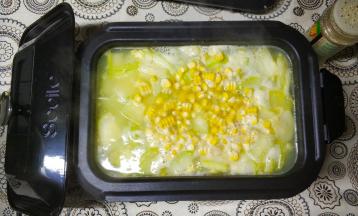 4.水煮开后放入粟米粒
