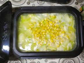 4.水煮开后放入粟米粒
