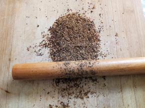 花椒一把放锅里小火焙熟用擀面杖压碎