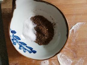 花椒面和盐放一起拌匀，盐可以多一点