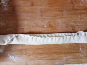 从短的一端卷起，捏紧开口