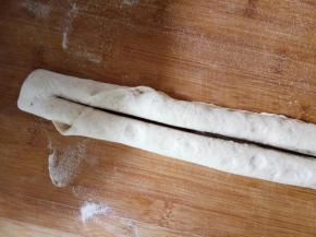 用刀在中间划一刀，一端不要划开