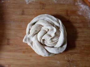 再盘起来，接缝处捏合一下