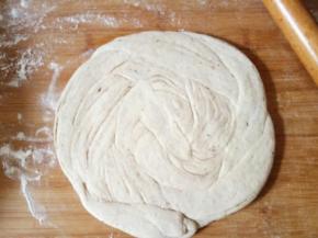 擀成七八㎜厚的饼胚
预热饼铛，继续操作下一个