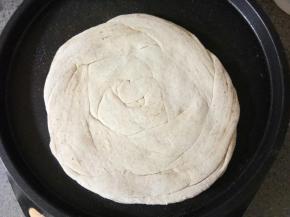 等饼铛热好以后把饼胚放进去烙熟