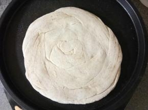 等饼铛热好以后把饼胚放进去烙熟