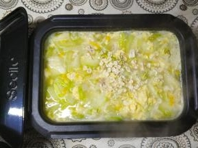 7.最后放入蝴蝶面煮2分钟