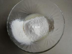 把面粉过筛进去