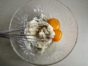 划Z字拌至不见干粉即可，把2个蛋黄倒入