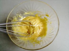 继续拌至顺滑的蛋黄糊