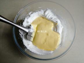 拌好的蛋糕糊倒入剩余的蛋白霜里，用同样的手法翻拌成细腻的蛋糕糊