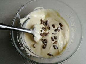 若喜欢加葡萄干的，可以提前把葡萄干用水浸泡一会，沥干水分再用，把一部分葡萄干倒入蛋糕糊里拌两下