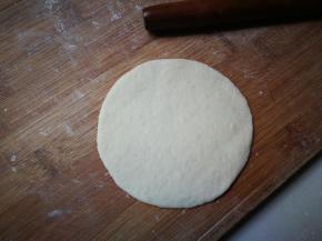 碗中放入砂糖和温水搅化，放入发酵粉搅化均匀，放入面粉中，搅拌均匀揉成光滑面团，发酵两倍大，拉开面团有蜂窝装即可，取出来排气，幹成圆的厚面片