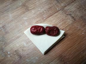 在边上摆上两个红枣