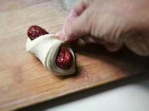 将另一边面片拉过来压紧