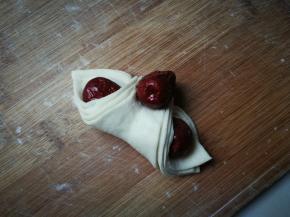 在摆上一个红枣