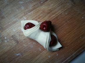 在摆上一个红枣