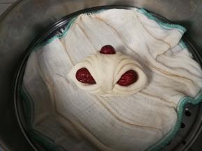 放入蒸锅醒发至有一点五倍大