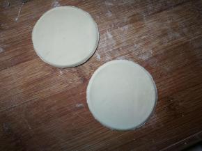 发酵粉和面粉拌匀，放入温水揉成光滑面团，醒发十分钟，搓成长条分切小块，取两小块面团幹成厚片，我是用碗口压出来的圆片