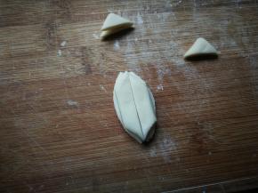 取两块小一点面块放在上面对接一起