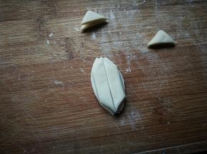 取两块小一点面块放在上面对接一起